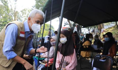 Gubernur Jawa Tengah, ganjar Pranowo saat berdialog dengan anak, saat meninjau pelaksanaaan vaksinasi untuk anak usia 12-17 tahun. Vaksinasi Covid-19 pada anak 6-11 tahun di Jateng rencananya akan dimulai pada 24 Desember 2021.