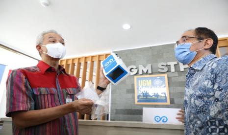 Gubernur Jawa Tengah, Ganjar Pranowo saat berkunjung dan melihat cara kerja alat pendeteksi Covid-19 karya Universitas Gadjah Mada (UGM), GeNose C19, di UGM Science Technopark, Yogyakarta, 