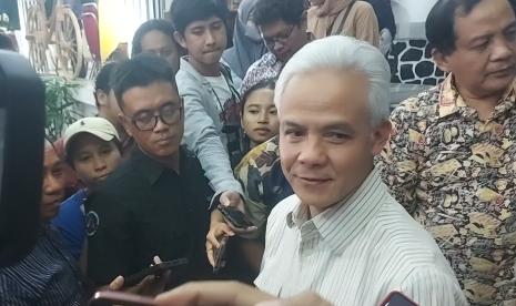  Gubernur Jawa Tengah, Ganjar Pranowo, saat diwawancarai usai  pamitan dengan awak media di rumah dinas Puri Gedeh, Kota Semarang, Selasa (28/8/2023) malam.