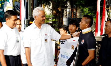  Gubernur Jawa Tengah, Ganjar Pranowo, saat hadir pada acara jalan sehat dalam rangka memperingati May Day di halaman Balai Kota Salatiga, Kota Salatiga, Jumat (5/5).