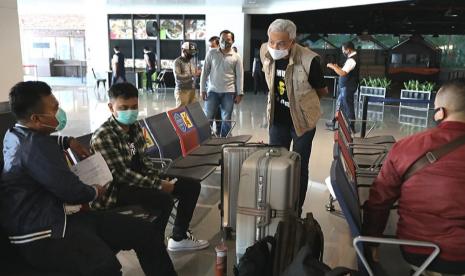 Gubernur Jawa Tengah, Ganjar Pranowo saat melakukan kunjungan ke bandara Internasional Jenderal Ahmad Yani Semarang, Sabtu (16/5).