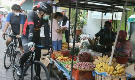 Gubernur Jawa Tengah, ganjar Pranowo saat melakukan pantauan harga dan ketersediaan bahan kebutuhan pokok jelang Nataru di pasar tradisional, di Kota Semarang, beberapa waktu lalu.