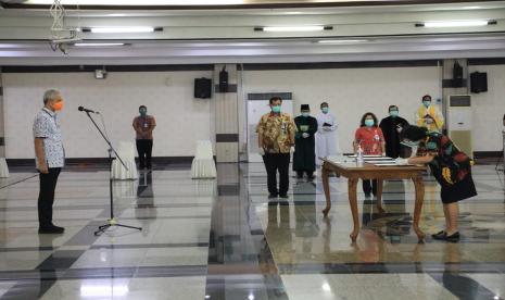 Gubernur Jawa Tengah, Ganjar Pranowo saat melantik salah satu perwakilan pejabat, pada acara  pelantikan pejabat administrator, pengawas dan pejabat fungsional di lingkungan Pemerintah Provinsi (Pemprov) Jawa Tengah yang dilaksanakan secara virtual, di gedung Gradhika Bhakti Praja, 