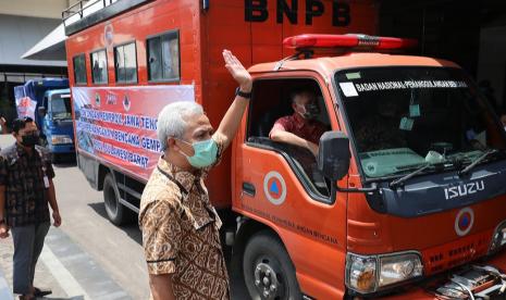 Gubernur Jawa Tengah, Ganjar Pranowo saat melepas bantuan logistik penanganan bencana untuk Provinsi Sulawesi barat, di halaman kantor Sekda Provinsi Jawa Tengah, di Semarang, Rabu (20/1)