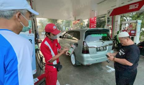 Gubernur Jawa tengah, Ganjar Pranowo saat melihat aktivitas pelayanan pengisian BBM di SPBU gajahmungkur, Kecamatan gajahmungkur, Kota Semarang, Rabu (7/9).