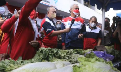 Gubernur Jawa Tengah, Ganjar Pranowo, saat melihat salah satu stan produk hasil pertanian dan perkebunan pada Bazar Tarubudaya ‘Petani Merdeka’ yang digelar di Kantor Dinas Pertanian dan Perkebunan (Distanbun) Provinsi Jawa Tengah, kompleks Tarubudaya, Bandarjo, Ungaran Barat, Kabupaten Semarang.