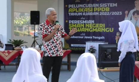 Gubernur Jawa Tengah, Ganjar Pranowo saat memantau langsung proses pendaftaran calon peserta didik baru di SMAN Tawangmangu, Kecamatan Tawangmangu, Kabupaten Karanganyar, Jawa Tengah, Rabu (15/6). Hari ini gubernur meluncurkan Sistem Aplikasi PPDB SMA/SMK di Jawa Tengah Tahun Ajaran 2022/ 2023.