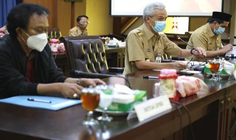 Gubernur Jawa Tengah, Ganjar Pranowo saat memaparkan penanganan pandemic Covid-19, di hadapan rombongan Komisi VIII DPR RI, di ruang rapat Gubernur Jawa Tengah, Senin (20/7).