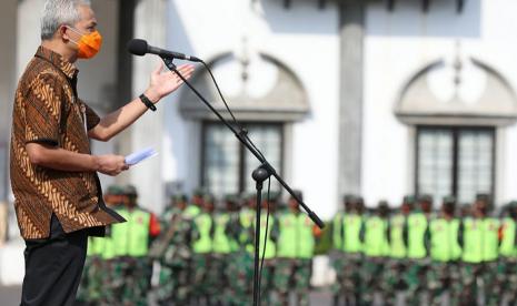 Gubernur Jawa tengah, Ganjar Pranowo menyebut kunci protokol khusus untuk tangani klaster pesantren ada di tangan kyai dan Kemenag