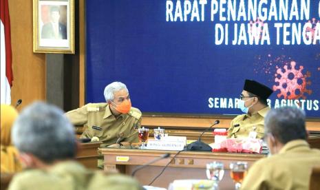 Gubernur Jawa Tengah, Ganjar Pranowo saat memimpin rapat penanganan Covid-19, tingkat Jawa Tengah di Desung A kompleks  Setda Provinsi Jawa Tengah, di Semarang, Senin (3/8). Rapat ini mulai membahas sanksi denda bagi ASN pelanggar protokol kesehatan di Jawa Tengah.