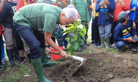  Gubernur Jawa Tengah, Ganjar Pranowo, saat menanam bibit alpukat di lahan perhutanan sosial kawasan DAS Tuntang, di Desa Nyemoh, Kecamatan Bringin, Kabupaten Semarang, Sabtu (28/1).