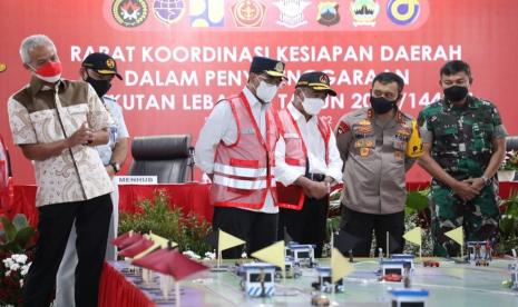 Gubernur Jawa Tengah, Ganjar Pranowo saat mendampingi Menteri Perhubungan (Menhub) Budi Karya Sumadi dan Menteri Koordinator Bidang Pembangunan Manusia dan Kebudayaan (Menko PMK), Muhadjir Effendy melakukan peninjauan GT kalikangkung, Semarang, Sabtu (23/4).