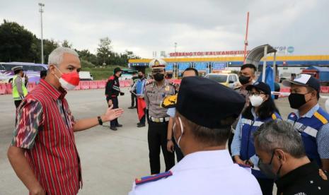 Gubernur Jawa Tengah, Ganjar Pranowo saat mengecek kesiapan Gerbang Tol (GT) Kalikangkung, Semarang dalam rangka menghadapi mudik Lebaran 1443 Hijriah tahun ini, Selasa (19/4).