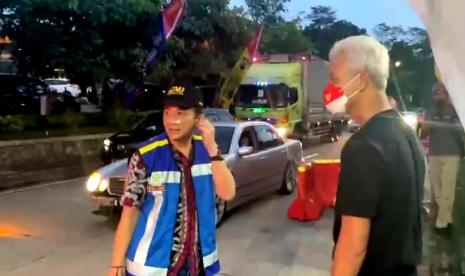 Gubernur Jawa Tengah, Ganjar Pranowo saat mengecek kesiapan posko Nataru di Rest Area jalan tol Semarang- Solo KM 429 A, Ungaran, Kabupaten Semarang, Jumat (23/12/2022) petang.