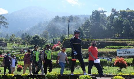 Gubernur Jawa Tengah, ganjar Pranowo saat mengecek kondisi terkini Candi Gedongsongo, kecamatan Bandungan, Kabupaten Semarang setelah tiga bulan ditutup akibat dampak pandemic Covid-19, Sabtu (13/6). Gubernur minta pengelola obyek wisata ini untuk segera melakukan simulasi penerapan protokol kesehatan dan protokol pencegahan ketat di obyek wisata ini, sebelum dibuka resmi bagi para wisatawan.