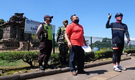 Gubernur Jawa Tengah, ganjar Pranowo saat mengecek kondisi terkini Candi Gedongsongo, kecamatan Bandungan, Kabupaten Semarang setelah tiga bulan ditutup akibat dampak pandemic Covid-19, Sabtu (13/6). Gubernur minta pengelola obyek wisata ini untuk segera melakukan simulasi penerapan protokol kesehatan dan protokol pencegahan ketat di obyek wisata ini, sebelum dibuka resmi bagi para wisatawan.