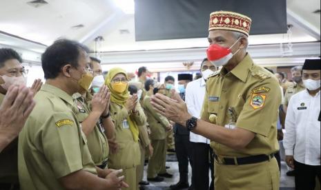 gubernur Jawa tengah, Ganjar Pranowo saat menggelar acara halal bihalal pada hari pertama masuk kerja usai libur hari raya Idul Fitri 1443 Hijriah, di gedung Gradhika Bhakti Praja, Semarang, Senin (9/5). Kegiatan ini dilaksanakan secara hybrid dengan para pemangku kebijakan di Pemerintaha Provinsi (Pemprov) Jawa Tengah.