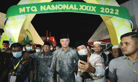 Gubernur Jawa Tengah, Ganjar Pranowo saat menghadiri acara pembjkaan MTQ Nasional XXIX yang dilaksanakan di kompleks Astaka Utama Kiram Park, Kabupaten Banjar, Provinsi Kalimantan Selatan, Rabu (12/10) malam