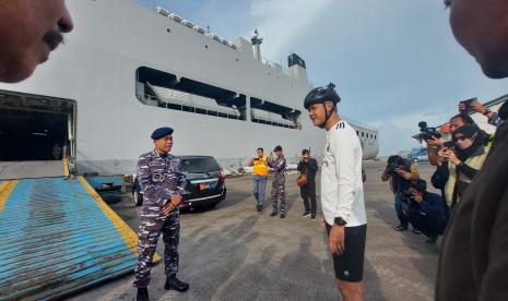 Gubernur Jawa Tengah, Ganjar Pranowo, saat mengunjungi KRI Makassar di dermaga Pelabuhan Tanjung Emas Semarang, Rabu (4/1). KRI Makassar akan mengangkut BBM Pertamina dan bantuan beras Pemprov Jateng menuju Karimunjawa.