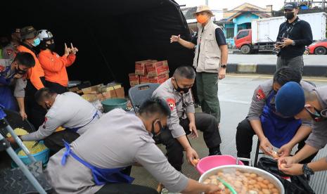 Gubernur Jawa Tengah, Ganjar Pranowo saat meninjau aktivitas di Dapur Umum Polrestabes Semarang, di wilayah Kelurahan Tambakrejo, Kecamatan Gayamsari, Kota Semarang, Ahad (7/2). Gubernur minta kepada Pemkot Semarang agar kebutuhan dasar warga terdampak banjir dapat terpenuhi.