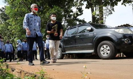 Gubernur Jawa Tengah, Ganjar Pranowo saat meninjau pekerjaan peningkatan jalan Palir- Kaliancar, di wilayah Kelurahan Podorejo, Kecamatan Ngaliyan, Kota Semarang, Selasa (17/5/2022). Gubernur mengingatkan para preman untuk tidak mengganggu pengerjaan proyek pemerataan infrastruktur jalan ini.