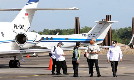 Gubernur Jawa Tengah, Ganjar Pranowo saat menuruni pesawat jenis Hawker 900 XP, di Bandara Ngloram, Kecamatan Cepu, kabupaten Blora, Jawa Tengah, Ahad (3/1).Gubernur mendampingi rombongan Menteri Sekretaris Negara (Mensesneg), Pratikno; Menteri Perhubungan (Menhub), Budi Karya Sumadi dan Menteri Pekerjaan Umum dan Perumahan Rakyat (PUPR), Basuki Hadimuljono dalam meninjau progres pembangunan Bandara Ngloram.