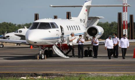 Gubernur Jawa Tengah, Ganjar Pranowo saat menuruni pesawat jenis Hawker 900 XP, di Bandara Ngloram, Kecamatan Cepu, kabupaten Blora, Jawa Tengah, Ahad (3/1).Gubernur mendampingi rombongan Menteri Sekretaris Negara (Mensesneg), Pratikno; Menteri Perhubungan (Menhub), Budi Karya Sumadi dan Menteri Pekerjaan Umum dan Perumahan Rakyat (PUPR), Basuki Hadimuljono dalam meninjau progres pembangunan Bandara Ngloram.