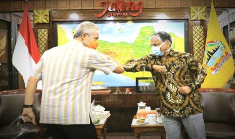 Gubernur Jawa Tengah, Ganjar Pranowo saat menyambut Duta Besar (Dubes) India untuk Indonesia, Pradeep Kumar Rawat, di ruang kerjanya, Selasa (4/8). Dalam pertemuan ini Dubes India mengutarakan minat investor India untuk berinvestasi di Jawa Tengah.Gubernur Jawa Tengah, Ganjar Pranowo saat menyambut Duta Besar (Dubes) India untuk Indonesia, Pradeep Kumar Rawat, di ruang kerjanya, Selasa (4/8). Dalam pertemuan ini Dubes India mengutarakan minat investor India untuk berinvestasi di Jawa Tengah.