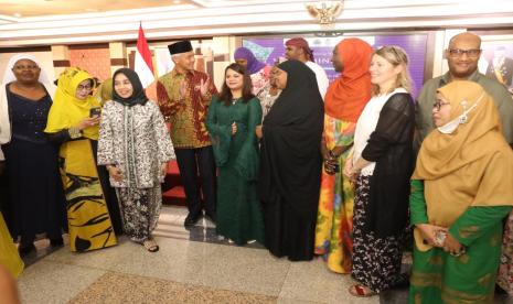 Kongres Ulama Perempuan Indonesia II: Pengkaderan Ulama Dimulai di Pesantren dan Kampus. Foto: Gubernur Jawa Tengah, Ganjar Pranowo saat menyambut para delegasi Kongres Ulama Perempuan Indonesia (KUPI) ke II di gedjng Gradhika Bhakti Praja, Semarang, Selasa(22/11). Kongres yang akan dihelat 23 - 26 November 2022 ini diikuti delegasi jlama perempuan dari 31 negara.