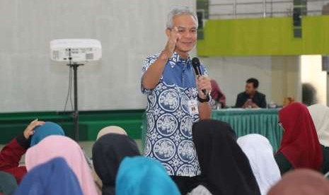 Gubernur Jawa Tengah, Ganjar Pranowo saat menyampaikan materi pada Seminar Nasional 'Inovasi Generasi Milenial dengan Karya Nyata Menuju Indonesia Emas 2045' di kampus Unissula, Semarang.