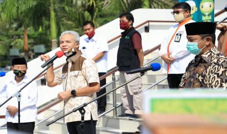 Gubernur Jawa Tengah, Ganjar Pranowo saat menyerahkan bantuan kepada para santri yang masih bertahan dan tidak mudik di berbagai ponpes di Jawa Tengah.