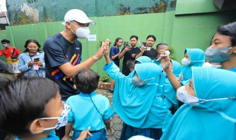 Gubernur Jawa Tengah Ganjar Pranowo sapa murid-murid berkebutuhan khusus di SLB B Yakut Purwokerto, Kabupaten Banyumas.