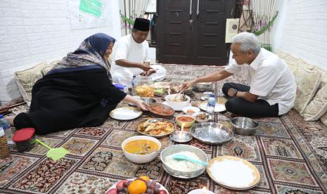 Gubernur Jawa Tengah Ganjar Pranowo, sowan ke kediaman Gus Muwafiq yang berada di Kecamatan Mlati, Kabupaten Sleman, Daerah Istimewa Yogyakarta (DIY).