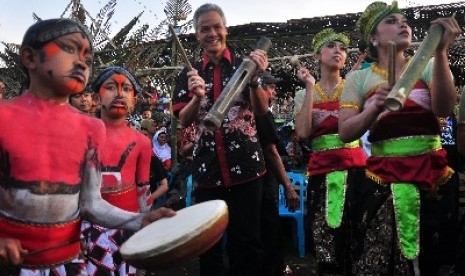 Gubernur Jawa Tengah Ganjar Pranowo (tengah).