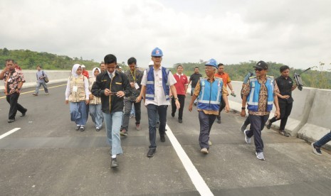 Gubernur Jawa Tengah, Ganjar Pranowo (tengah) meninjau jembatan Kalikenteng, di ruas tol Salatiga- Kartasura dan meminta penjelasan dari pimpinan dan pekerja proyek pembangunan tol ruas ini, Jumat (14/12). Gubernur ingin memastikan ruas tol sepanjang 32,6 kilometer ini terkait dengan rencana penggunaan untuk natal dan Tahun Baru (Nataru) 2019.