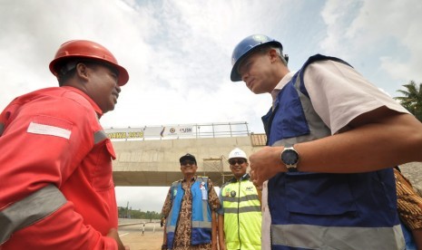 Gubernur Jawa Tengah, Ganjar Pranowo (tengah) meninjau jembatan Kalikenteng, di ruas tol Salatiga- Kartasura dan meminta penjelasan dari pimpinan dan pekerja proyek pembangunan tol ruas ini, Jumat (14/12). Gubernur ingin memastikan ruas tol sepanjang 32,6 kilometer ini terkait dengan rencana penggunaan untuk natal dan Tahun Baru (Nataru) 2019.