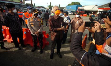 Gubernur Jawa Tengah Ganjar Pranowo (tengah) meninjau pos penyekatan di jalur Pantura, Kecipir, Brebes, Jawa Tengah, Selasa (4/5/2021). Peninjauan pos di pintu keluar tol Pejagan dan jalur Pantura Brebes tersebut untuk melihat langsung kesiapan dan keamanan penyekatan pemudik menjelang masa larangan mudik pada 6 - 17 Mei mendatang.