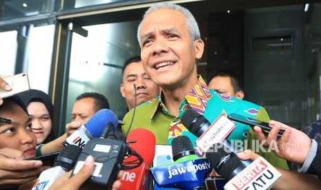 Gubernur Jawa Tengah Ganjar Pranowo (tengah)