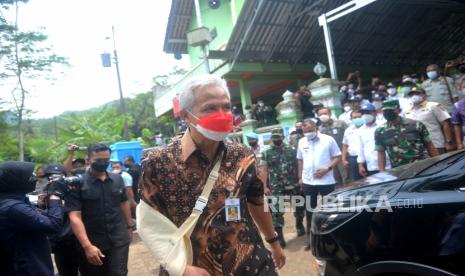 Gubernur Jawa Tengah, Ganjar Pranowo usai menemui warga yang setuju penjualan tanah di Desa Wadas, Purworejo, Jawa Tengah, Rabu (9/2/2022). Diketahui, pada Selasa (8//2/2022) kemaren 63 orang khususnya 56 warga Wadas ditangkap kepolisian. Para warga yang ditangkap adalah mereka yang bersikeras menolak lahannya dibebaskan untuk penambangan batu adesit. Luas tanah yang akan dibebaskan mencapai 124 hektar.Batu andesit yang ditambang dari Desa Wadas ini sedianya akan digunakan sebagai material untuk pembangunan Waduk Bener yang lokasinya masih berada di Kabupaten Purworejo.