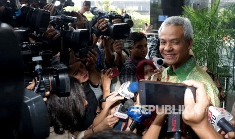  Gubernur Jawa Tengah Ganjar Pranowo usai menjalani pemeriksaan di Gedung KPK, Jakarta, Selasa (4/7). 