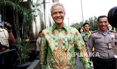 Gubernur Jawa Tengah Ganjar Pranowo usai menjalani pemeriksaan di Gedung KPK, Jakarta, Selasa (4/7). 