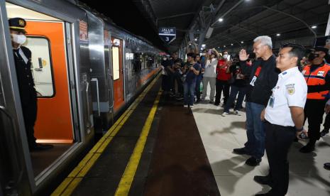 Gubernur Jawa Tengah (Jateng) Ganjar Pranowo melepas keberangkatan delapn gerbong kereta api mudik gratis untuk rute Jakarta - Kutoharjo di Stasiun Pasar Senen, Jakarta Pusat, DKI Jakarta, Selasa (18/4/2023).