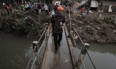 Gubernur Jawa Tengah (Jateng) Ganjar Pranowo, mengunjungi lokasi bencana banjir bandang di Desa Kamulyan, Tambak, Banyumas, Jateng, Rabu (22/6).