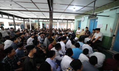 Gubernur Jawa Tengah (Jateng) Ganjar Pranowo sowan ke Imam Besar Masjid Raya Sheikh Zayed Al-Nahyan KH Abdul Rozaq Shofawi di Pondok Pesantren Al-Muayyad Mangkuyudan, Kota Solo, Jateng, Selasa (8/8/2023).