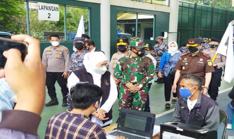 Gubernur Jawa Timur (Jatim) dan jajaran Forkopimda meninjau pelaksanaan vaksinasi yang diselenggarakan Korem 083 Bhaladika Jaya di Gedung Graha Cakrawala, Universitas Negeri Malang, Ahad (18/7).