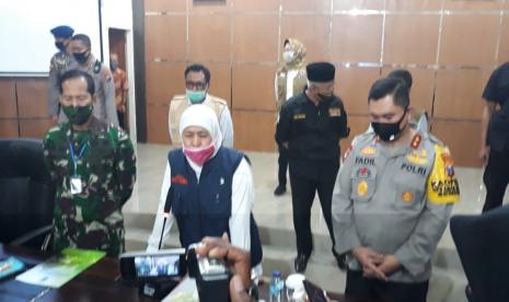 Gubernur Jawa Timur (Jatim) Khofifah Indar Parawansa (tengah)