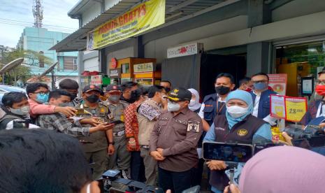 Gubernur Jawa Timur (Jatim), Khofifah Indar Parawansa (jilbab biru) dan Wali Kota Malang, Sutiaji  (topi hitam) meninjau ketersediaan stok minyak goreng di ritel modern Kota Malang, Jumat (21/1/2022).