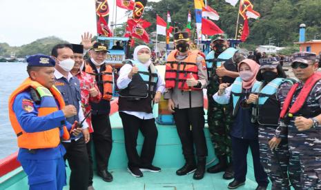 Gubernur Jawa Timur (Jatim) Khofifah Indar Parawansa menghadiri kegiatan Syukuran Nelayan dan Petik Laut Sendang Biru di Desa Tambakrejo, Kecamatan Sumbermanjing Wetan, Kabupaten Malang, Selasa (27/9/2022). Pada kegiatan ini, turut hadir Bupati Malang M Sanusi, Kapolres Malang AKBP Ferli Hidayat dan sejumlah jajaran pemerintahan lainnya. 