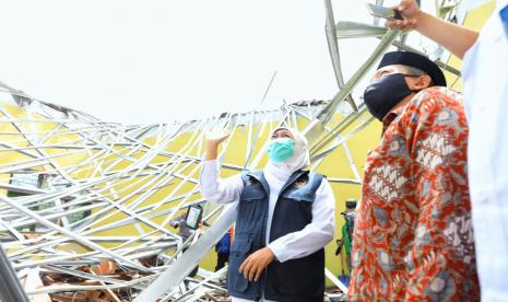 Gubernur Jawa Timur (Jatim), Khofifah Indar Parawansa meninjau lokasi terdampak gempa di Kabupaten Malang, Ahad (11/4). 