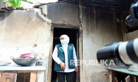 Gubernur Jawa Timur (Jatim) Khofifah Indar Parawansa meninjau rumah warga yang rusak akibat gempa magnitudo 5,9SR di Kecamatan Talun, Blitar, Jawa Timur, Sabtu (22/5/2021). Peninjauan ke sejumlah kecamatan yang merupakan lokasi terdampak gempa tersebut guna melihat secara langsung kondisi kerusakan yang dialami warga untuk selanjutnya berkoordinasi dengan BNPB dalam menentukan besaran bantuan yang akan diberikan kepada warga terdampak.